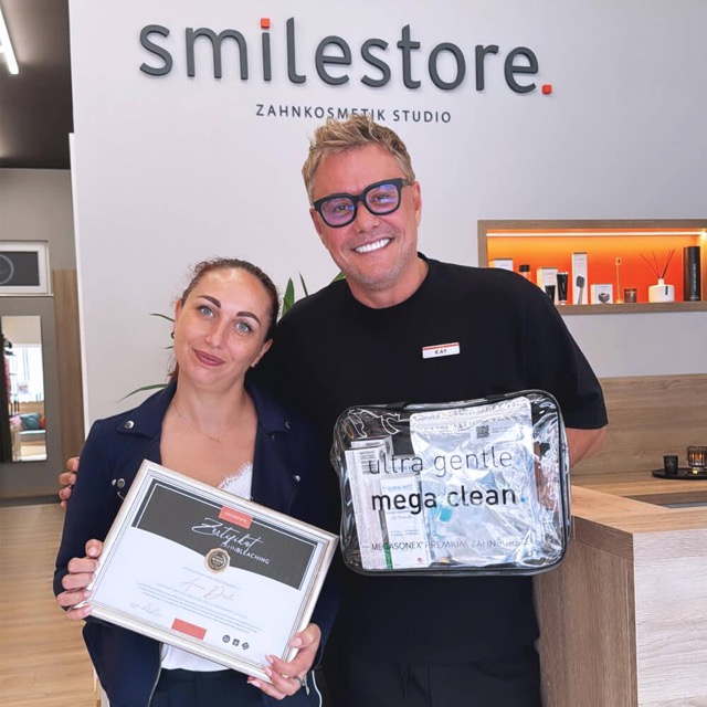 Absolventin mit Zertifikat und Kay Link im smilestore
