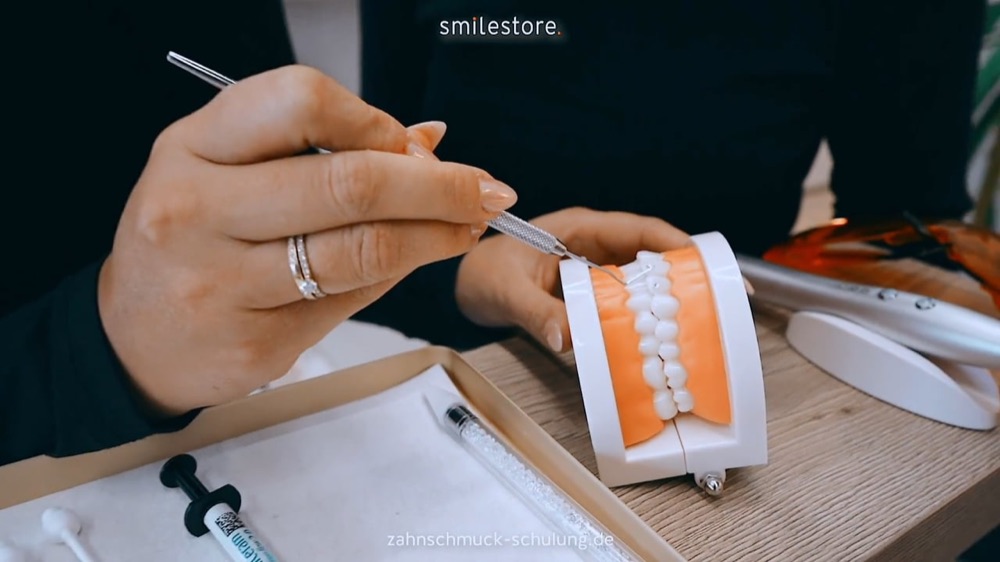 Vorschau: Zahnschmuck-Schulung by smilestore – Anbringung am Modell